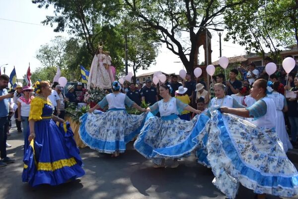 Procesión, bailes y testimonios de sanación ofrecieron los luqueños a la Virgen del Rosario - Nacionales - ABC Color