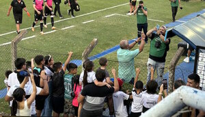 Versus / "Chiqui" Arce aclamado por los hinchas en Villa Elisa