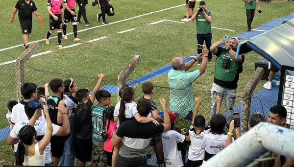 Versus / "Chiqui" Arce aclamado por los hinchas en Villa Elisa