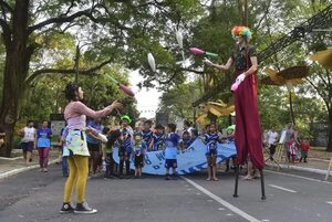 Colorido y tradicional corso de las flores, revivió en el Parque Caballero - Nacionales - ABC Color
