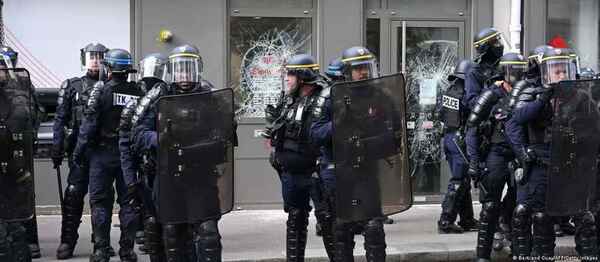 Miles protestan en Francia contra la violencia policial