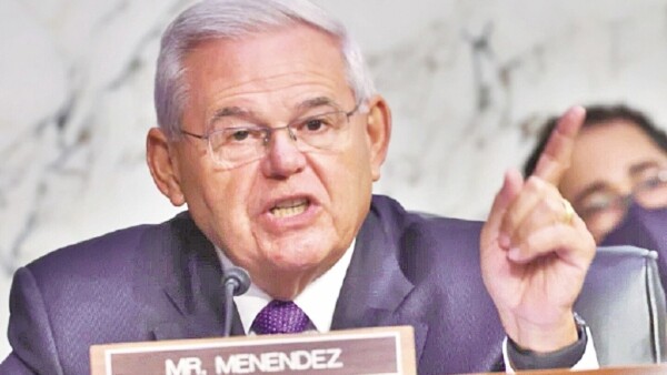 Nueva York acusa de varios sobornos a importante senador y a su esposa