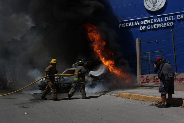 Estudiantes vandalizan Fiscalía en el sur de México por desaparecidos de Ayotzinapa - MarketData