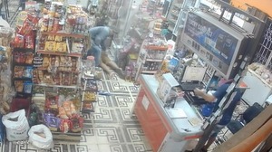 Motochorros asaltan Mini Market, llevan dinero y celulares
