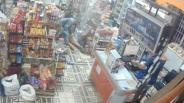 Motochorros asaltan Mini Market, llevan dinero y celulares