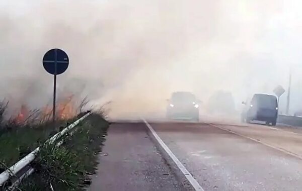 Dantesco incendio cerca de la ruta Luque-Sanber arrasa con vegetación - Nacionales - ABC Color
