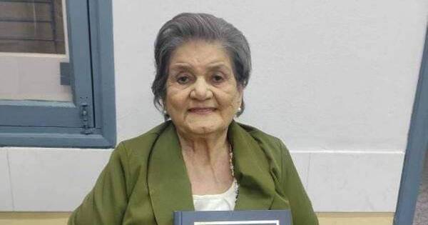 La Nación / Docente de 90 años defendió su tesis en maestría con 5 felicitado