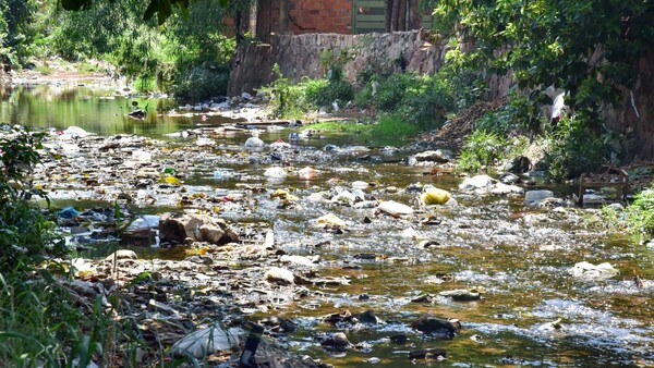 Arroyos colmatados de basura ponen en riesgo a ciudadanos