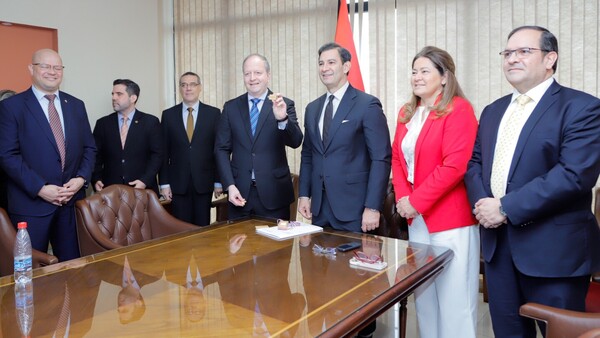 Se reacomoda el liderazgo interno y se coquetea con FR