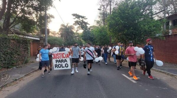 Familiares y amigos marchan por Rolo, joven fallecido en complejo deportivo