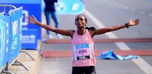 Tigist Assefa logra el récord femenino de maratón y Eliud Kipchoge, pentacampeón en Berlín