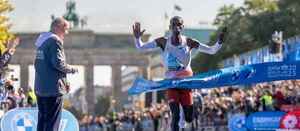 Eliud Kipchoge gana el maratón de Berlín por quinta ocasión