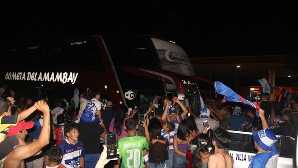 El impresionante recibimiento y caravana por el ascenso del Gallo