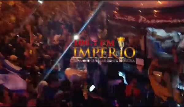 Con multitudinaria caravana recibieron a comitiva del 2 de Mayo ascendido a primera división - Radio Imperio 106.7 FM