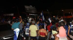 Con multitudinaria caravana recibieron a comitiva del 2 de Mayo ascendido a primera división