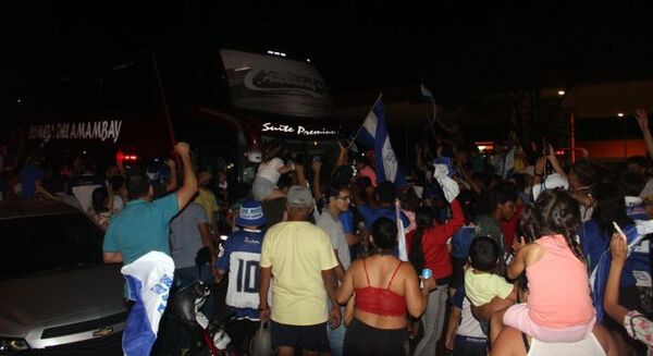 Con multitudinaria caravana recibieron a comitiva del 2 de Mayo ascendido a primera división