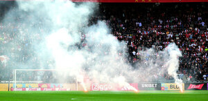 Versus / El clásico neerlandés entre Ajax y Feyenoord fue suspendido por vandalismo