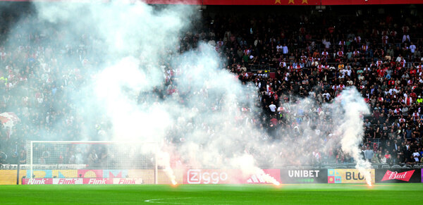 Versus / El clásico neerlandés entre Ajax y Feyenoord fue suspendido por vandalismo