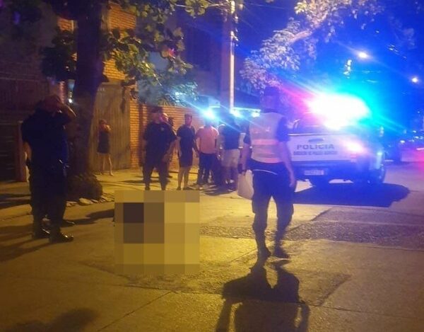 Diario HOY | "Irrelevante" gresca en ronda de tragos acaba en tragedia, tras caer de cabeza uno de los contendientes