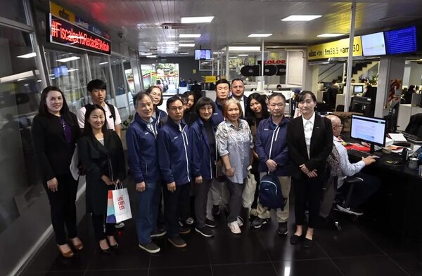 Ocho maestros voluntarios de la Koica, visitaron ABC - Nacionales - ABC Color