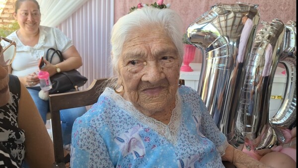 Doña Marcelina Acuña cumple 103 años y festeja en familia
