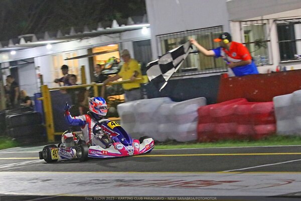 Versus / Noche con muchas chispas en el Kartódromo de Ñu Guazú