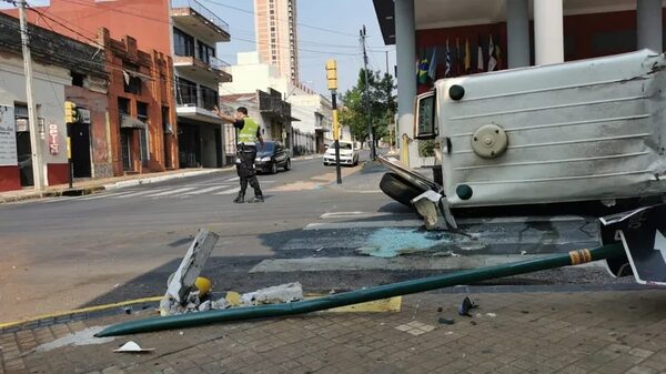 Choque en cruce semafórico de calle 25 de mayo casi Estados Unidos - Policiales - ABC Color