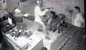 Video: grupo armado perpetra violento asalto en una pizzería de Ciudad del Este - ABC en el Este - ABC Color