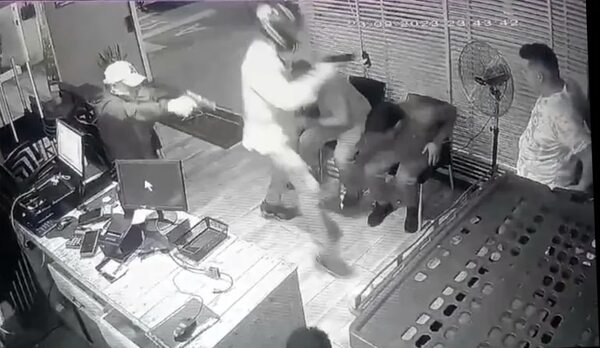 Video: grupo armado perpetra violento asalto en una pizzería de Ciudad del Este - ABC en el Este - ABC Color