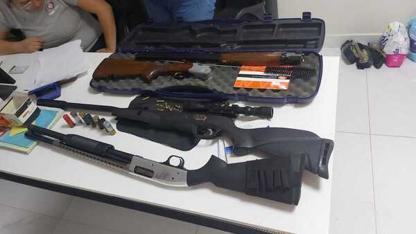 Hallan un arsenal en casa de feminicida tras allanamiento en Ñemby