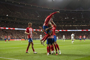 Versus / Atlético de Madrid venció al Real Madrid en el "derbi capitalino" y quiebra el invicto blanco