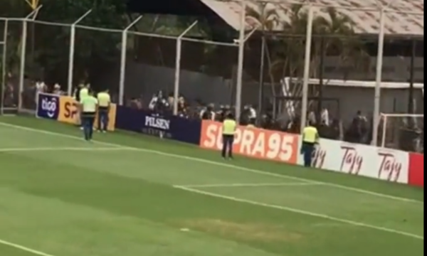 (VIDEO) Bolonki jeyma armaron los Chancholigans tras ingresar a la cancha en Tres Bocas