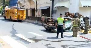 La Nación / Ambulancia volcó en pleno centro de Asunción