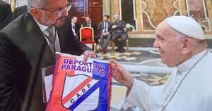 La Nación / El papa Francisco recibió un regalo del Club Deportivo Paraguayo