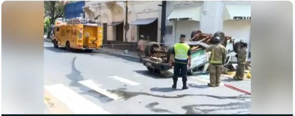 Ambulancia que transportaba a una niña chocó y volcó en pleno centro de Asunción
