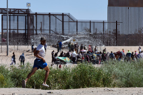 Policías “espantan” a migrantes en norte de México, mientras civiles les llevan alimentos - MarketData