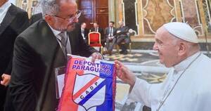 La Nación / Papa Francisco recibió regalo del Club Deportivo Paraguayo