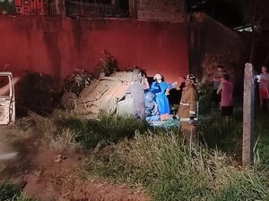 Un vehículo con dos ocupantes volcó en Ñemby - Policiales - ABC Color