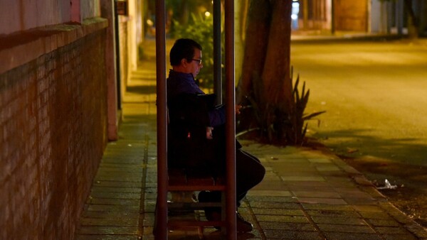 Paradas a oscuras exponen a los pasajeros en microcentro capitalino.