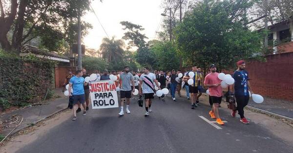 La Nación / Familiares y amigos marchan por Rolo, joven fallecido