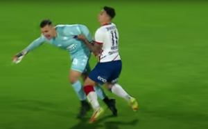 Versus / El fuerte golpe de Adam Bareiro a Santiago Rojas en el fútbol argentino