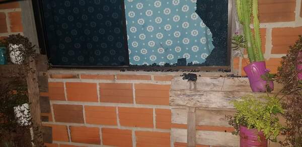 CNEL. BOGADO: MUJER DENUNCIÓ QUE DESCONOCIDOS BALEARON SU CASA - Itapúa Noticias