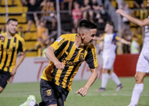 Versus / Romeo Benítez se destaca en Guaraní con un doblete