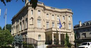 La Nación / Lanzan dos bombas molotov contra embajada de Cuba en Washington