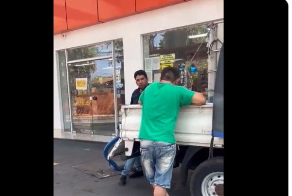 Diario HOY | VIDEO – Pillan descarga irregular de combustible en una gasolinera