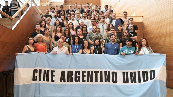 Diario HOY | Cineastas argentinos protestan contra Milei en el Festival de San Sebastián
