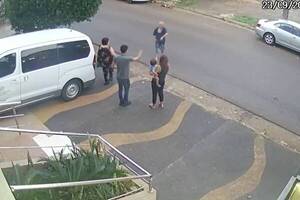 [VIDEO] ¡Socorro! En la calle amenazó con pistola a su propia pareja