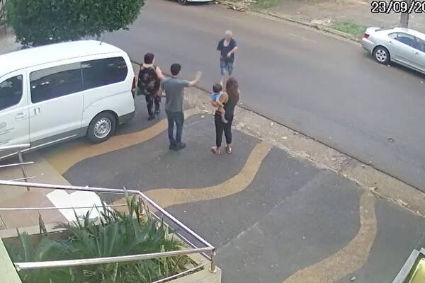 [VIDEO] ¡Socorro! En la calle amenazó con pistola a su propia pareja