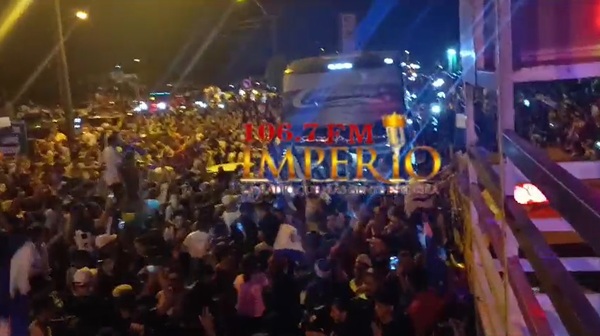 Apoteósico recibimiento brindó la hinchada al “Gallo Norteño”