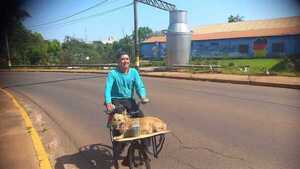 Abue compró bici para que su perrita no se queme las patitas al caminar